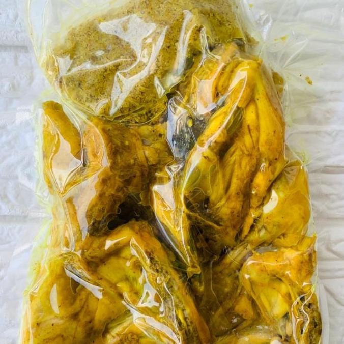 

Ayam Pejantan Ungkep Bumbu Kuning 1 ekor - Serundeng dan Sambal Bawan