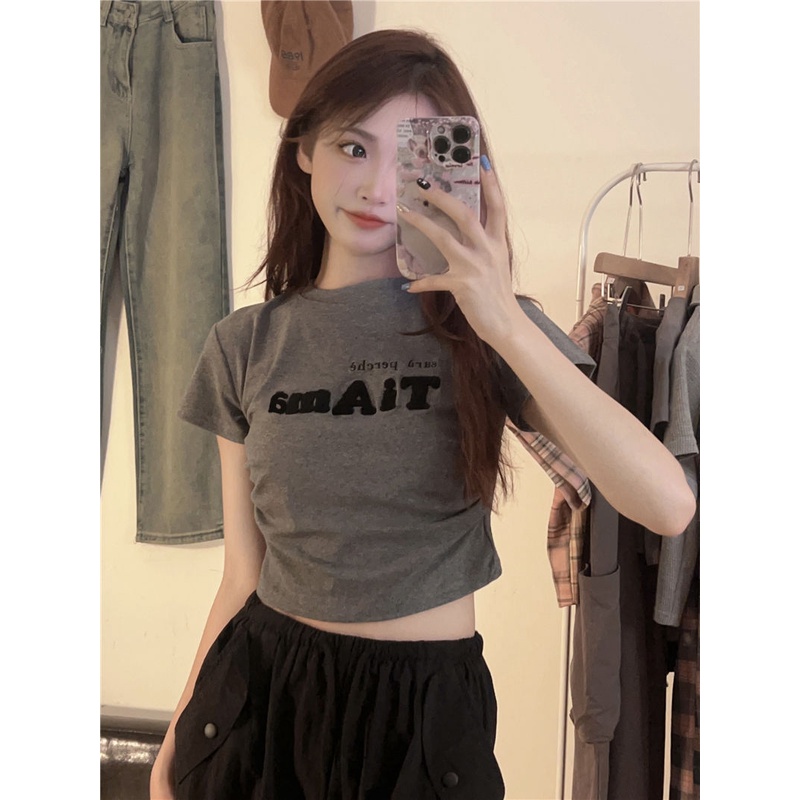 Red Kaos wanita lengan pendek musim panas versi Korea dari bahu depan sulaman berkelompok tiga dimensi gaya asing selera desain ceruk hot girl short top in