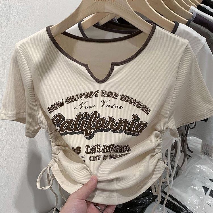 Red American Retro Cetak Huruf Lengan Pendek T-shirt Wanita Leher V Serut Desain Akal 2023 Musim Panas Baru Gadis Panas jaket