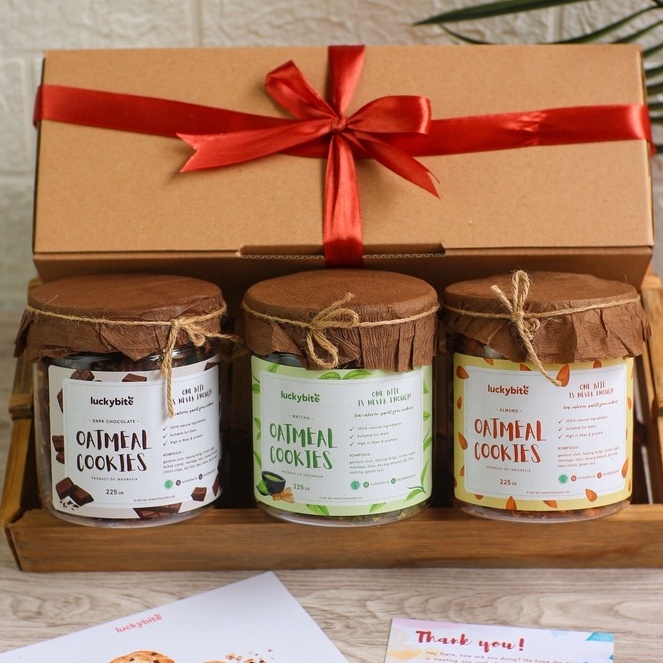 

Terlaris Special Hampers / Gift Box / Kado - Oatmeal Cookies 3 Jar + FREE Greeting Card + Pita + Bubble Wrap - LUCKYBITE