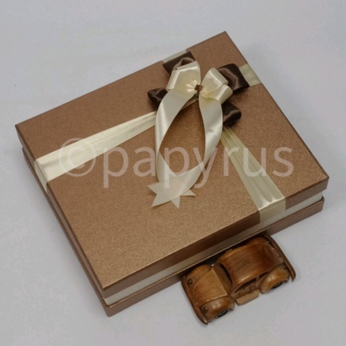 

Terlaris Papyrus Sandwich 25X30 Tinggi 8Cm Kotak Kado Gift Box