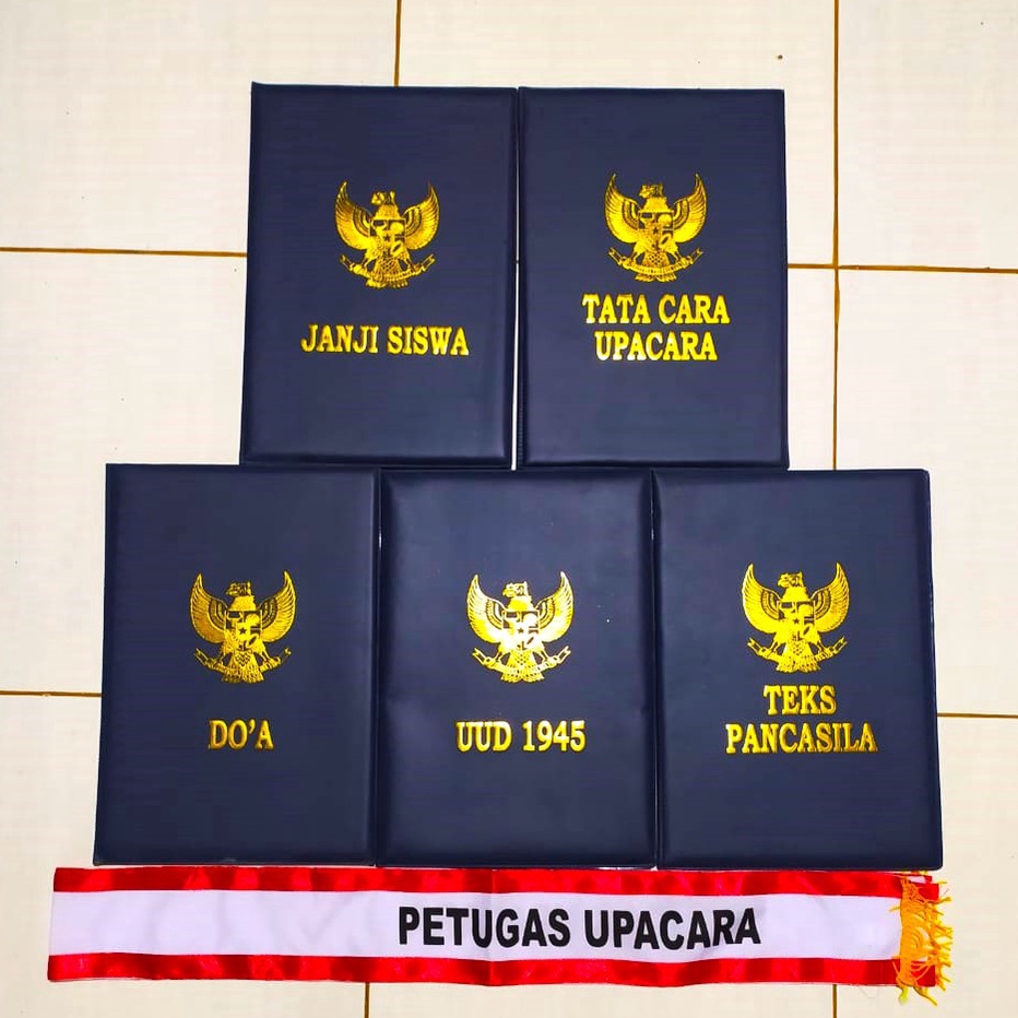 

Ready stock 5 MAP UPACARA BENDERA WARNA NAVY/BAHAN KULIT SINTETIS/SUDAH ADA TEKSNYA 88