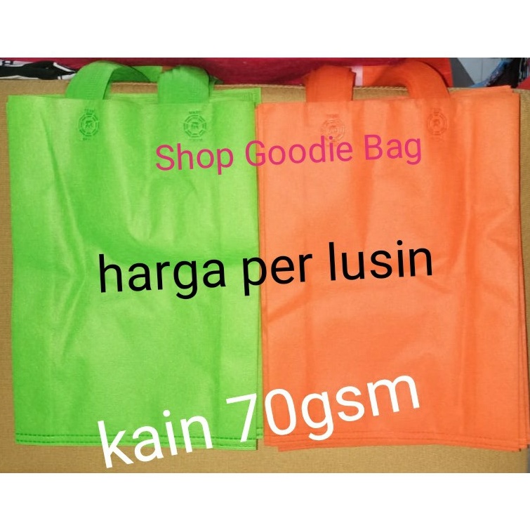 

[7CD46] 1lusin (12pcs) PaHe ( PAket HEmat ) Goodie Bag Handle uk 25x35x8 kain 70gsm / Tas Spunbond Model #Terbaru (⌒