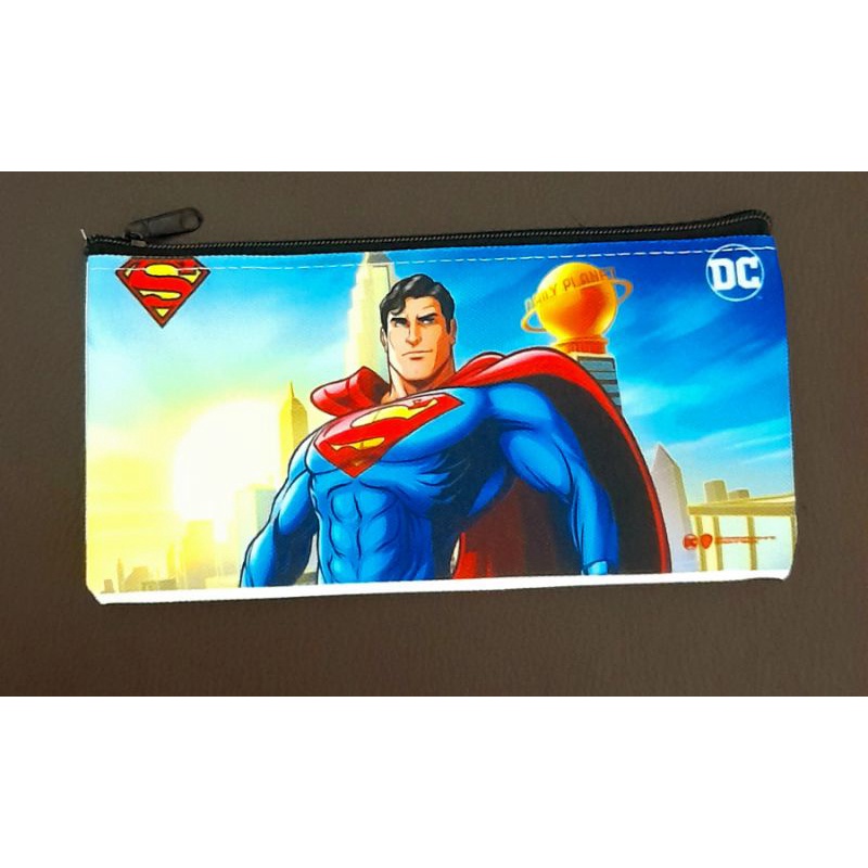 

KOTAK DOMPET TEMPAT PENSIL AKSESORIS SERBAGUNA KARAKTER SUPERMAN