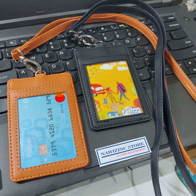 

Terbaru GANTUNGAN ID CARD KULIT SINTETIS 3 SLOT KARTU DENGAN TALI