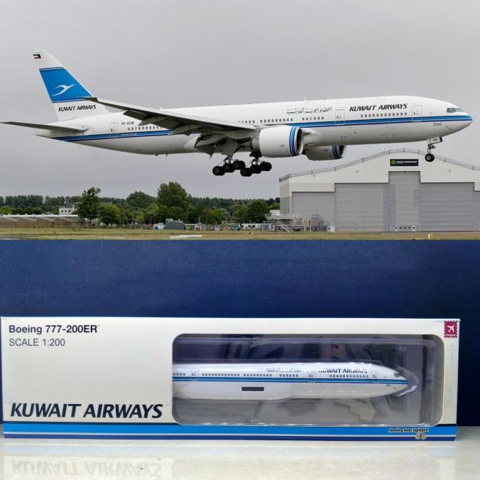 Diecast Pesawat Kuwait Airlines B777-200Er Old Hogan(Plastik) 1:200