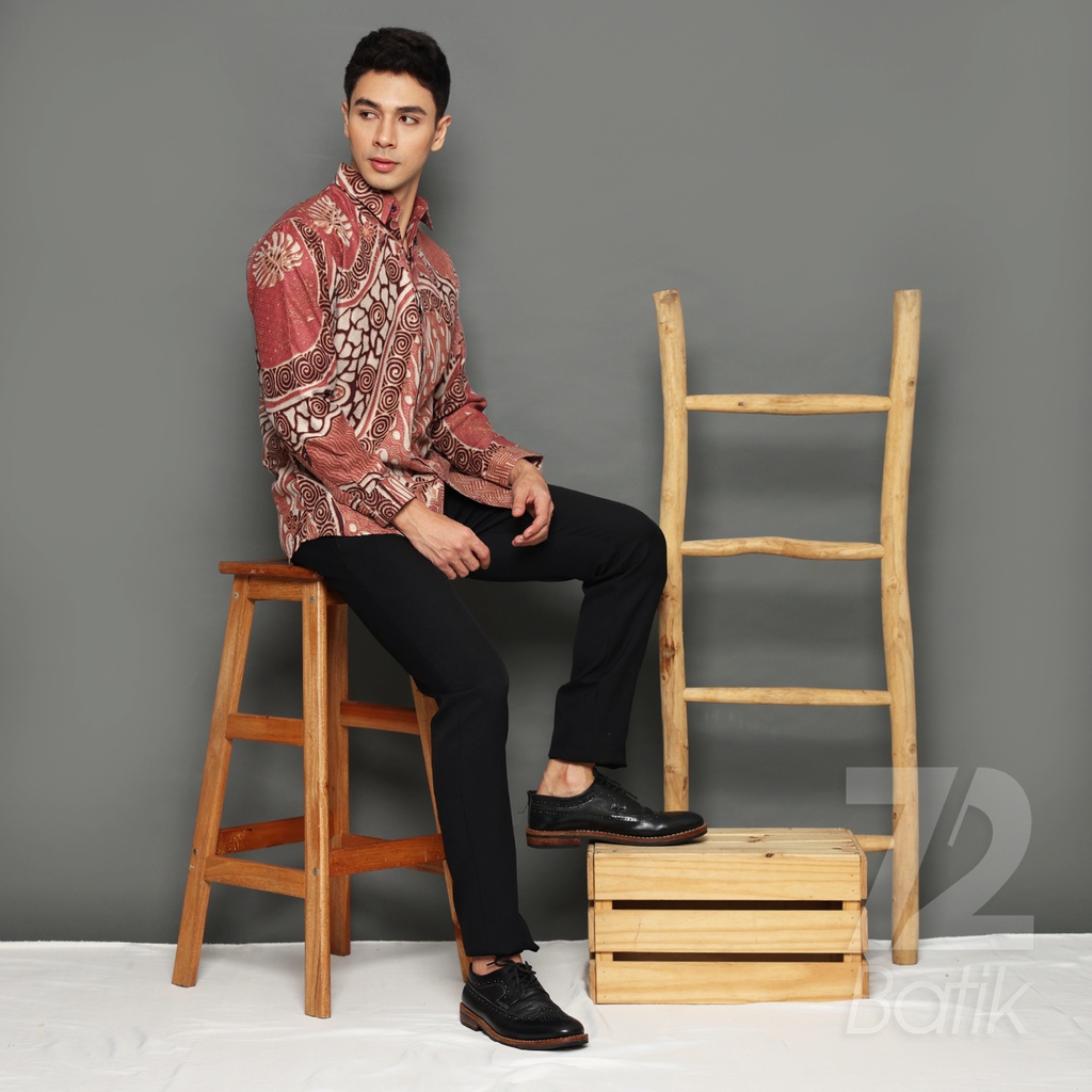 KEMEJA BATIK PRIA LENGAN PANJANG Kemeja Dobby Slimfit Motif Parang Roll Warna Dusty Pink Maroon 723162 Cap 72 - Baju Kemeja Atasan Pakaian Setelan Batik Pria Cowok Laki Laki Remaja Keluarga Kantor Lengan Panjang Modern Slimfit Slim Fit Premium Kekinian