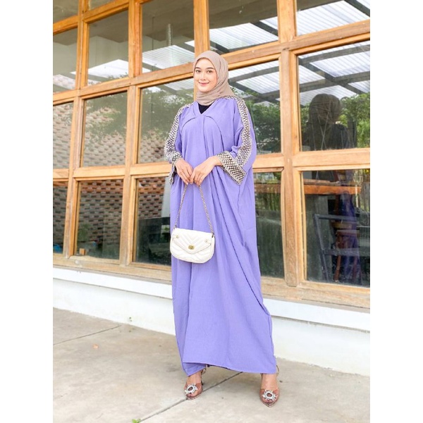 Kaftan Lebaran Kain Crinkle AirFlow Kerah Oblong Aksen Renda Melia