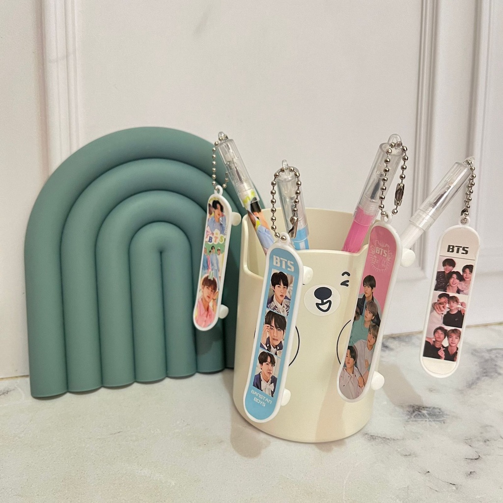 

Pulpen Gantungan Skateboard BTS wajah super keren Favorit Harga Murah / Pen Gantungan BTS skate board Model Imut Lucu Kualitas Terjamin Ready grosir dan COD