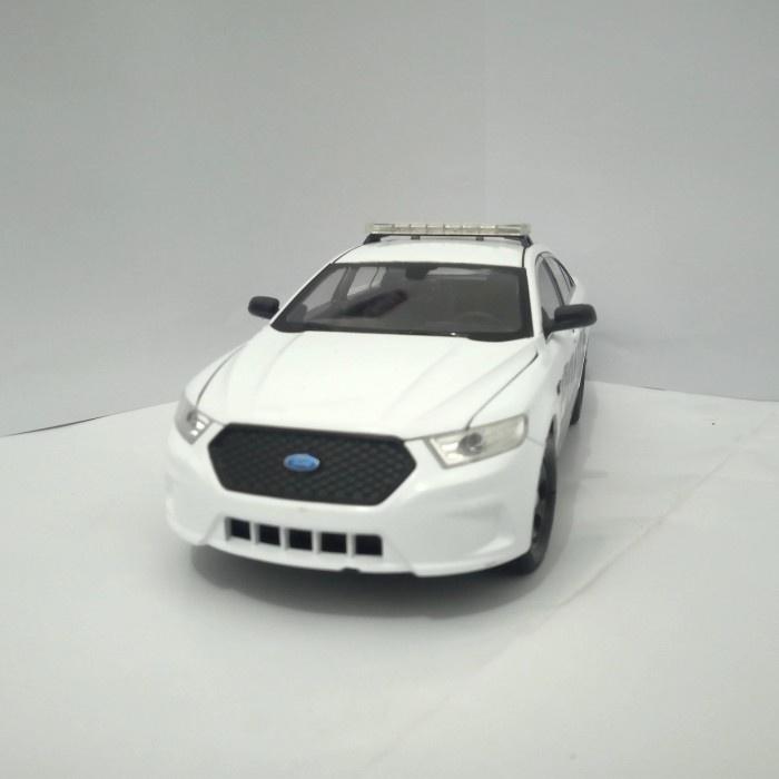 FLASH SALE DIECAST MOBIL FORD POLICE INTERCEPTOR WELLY SKALA 24 PUTIH MINIATUR TERMURAH