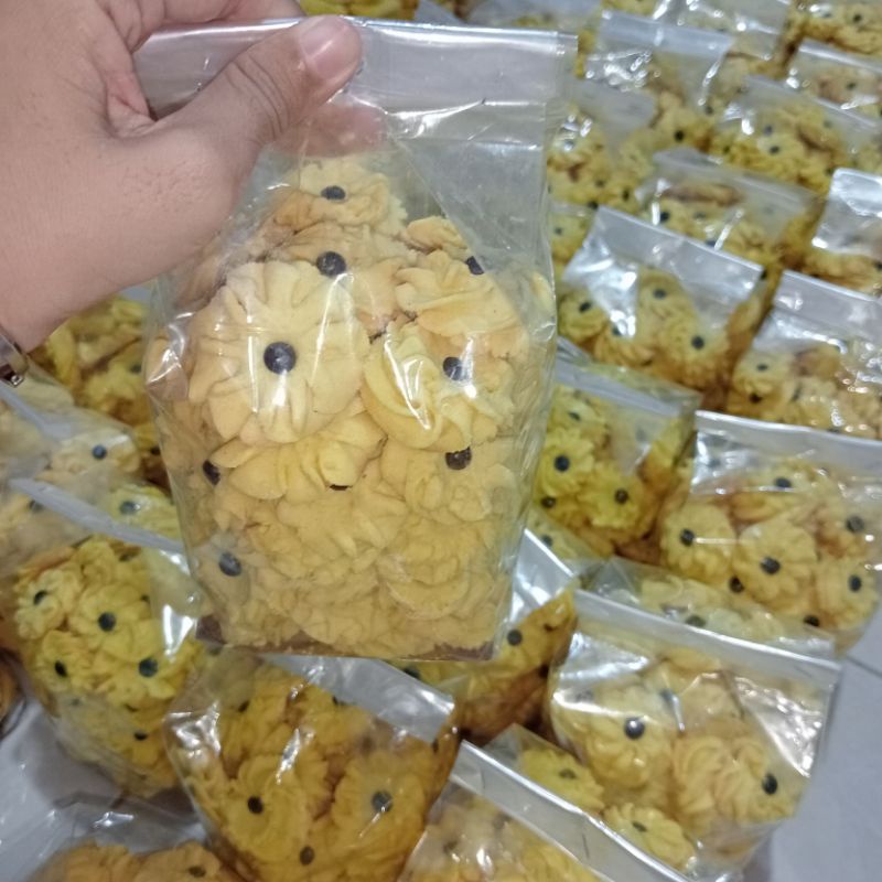 

KUE MENTEGA KERING GURIH hidangan keluarga menuju LEBARAN
