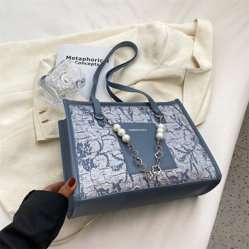 Sera tas berkapasitas besar wanita musim panas 2023 ceruk baru rantai mutiara tas bahu trendi kelas mode tas jinjing komuter