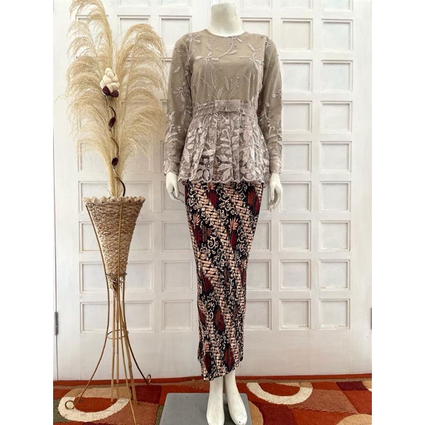 SETELAN  KEBAYA TILE PITA/KEBAYA SERAGAMAN PESTA/KEBAYA WISUDA/KEBAYA MODERN/KEBAYA MEWAH/KEBAYA KE KINIAN/KEBAYA MODERN/KEBAYA MURAH/KEBAYA CANTIK/KEBAYA SERAGAM KONDANGAN/KEBAYA SERAGAM LAMARAN/KEBAYA TUA DAN MUDA