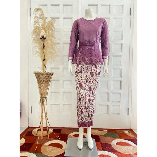 SETELAN  KEBAYA TILE PITA/KEBAYA SERAGAMAN PESTA/KEBAYA WISUDA/KEBAYA MODERN/KEBAYA MEWAH/KEBAYA KE KINIAN/KEBAYA MODERN/KEBAYA MURAH/KEBAYA CANTIK/KEBAYA SERAGAM KONDANGAN/KEBAYA SERAGAM LAMARAN/KEBAYA TUA DAN MUDA