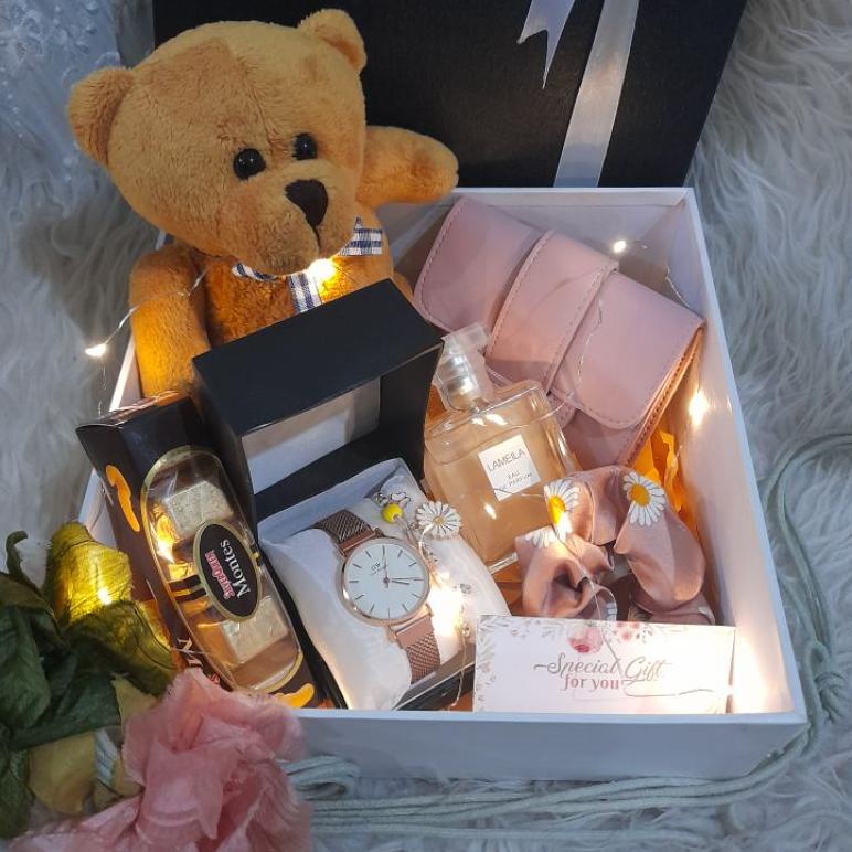 

B2) Hampers Ulang Tahun Gift Box Kotak Kado Hampers Cewek Sahabat Hadiah Anniversary Kado Wisuda Kelulusan Graduation Hampers Boneka Beruang Coklat Dompet Wanita Jam Tangan Wanita Promo Best Seller!