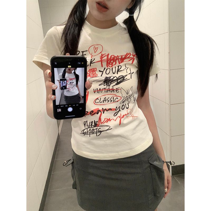 Red American hot girl grafiti cetak bahu lengan pendek t-shirt wanita musim panas self-budidaya pelangsing niche chic pendek pendek top