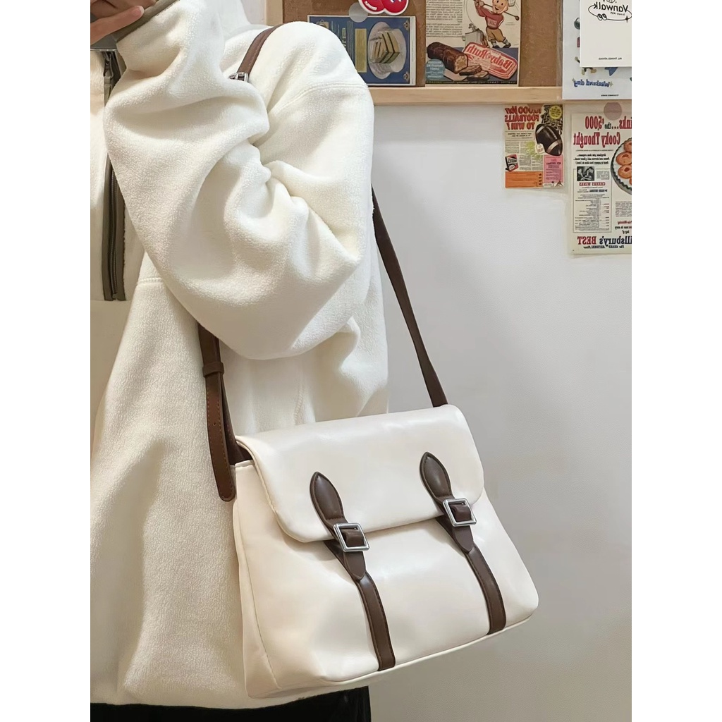 ✷Sera  Toko Gaya Retro Berkapasitas Besar Kelas Commuter Tas 2023 Musim Semi Niche Kulit Lembut Tekstur Cambridge Tas Messenger Tas