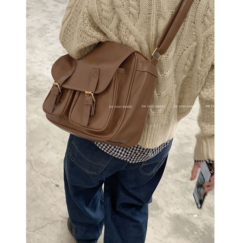 ▤❈♞Sera  Toko Retro Kapasitas Besar Messenger Tas Wanita 2023 Baru All-Match Single Tas Bahu Desain Niche Commuter Messenger tas