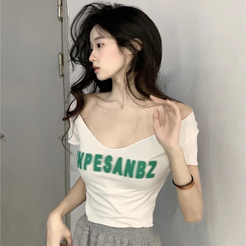 Red V-Leher Klavikula Bahu Depan Lengan Pendek T-shirt Wanita Musim Panas 2023 Baru Retro Slim Huruf Cetak Pendek Top