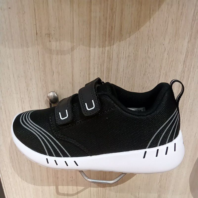 sepatu Tomkins sekolah