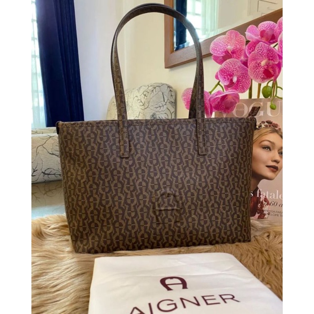 upload tas aigner tote