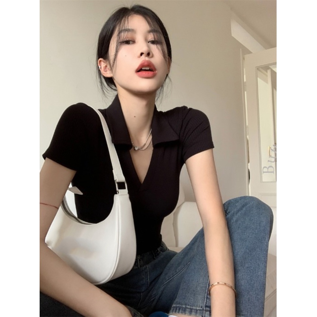 Red kaos Hot girl slim V-neck rajutan lengan pendek T-shirt wanita musim panas rasa desain pendek bagian pusar menampilkan hitam tipis bottoming pasang atas