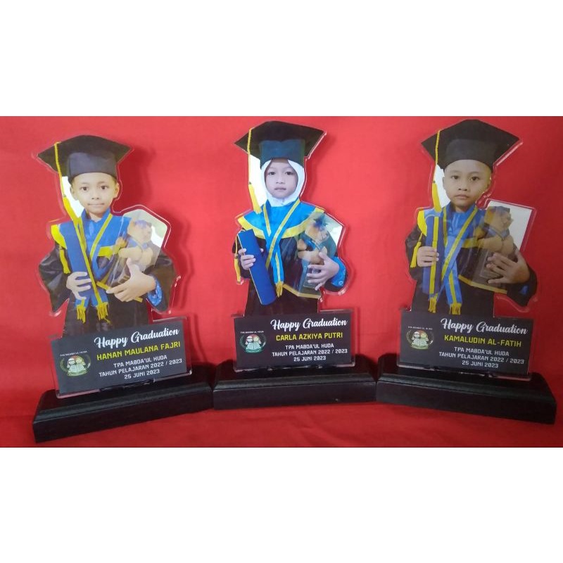 plakat custom plakat wisuda plakat akrilik plakat bentuk