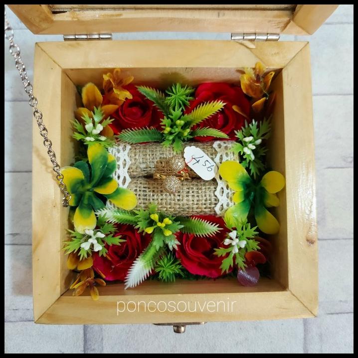 

Tempat Cincin Kayu Hantaran/ Mahar Pernikahan
