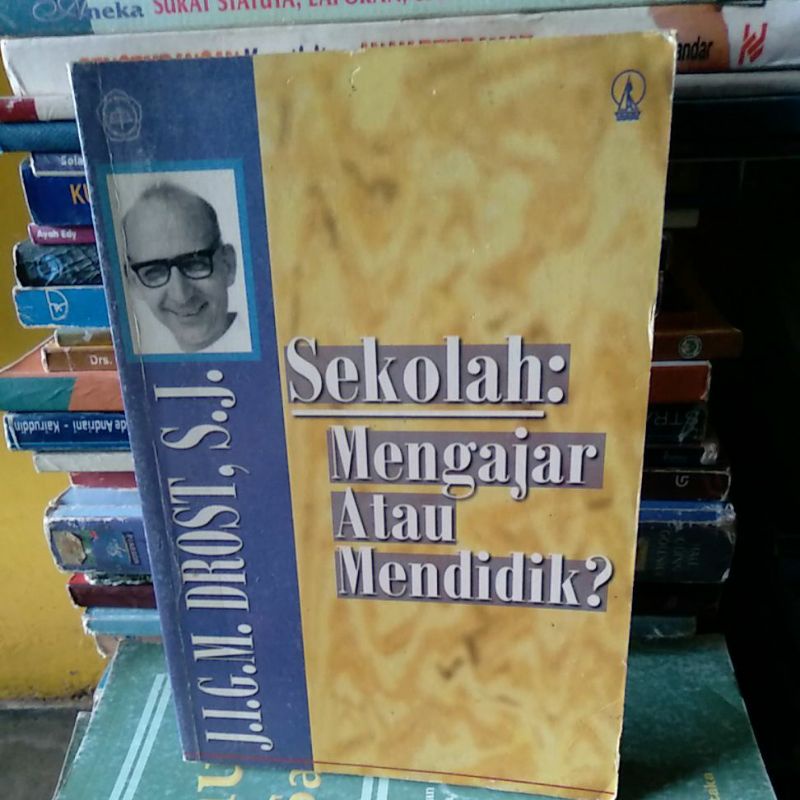 sekolah mengajar atau mendidik