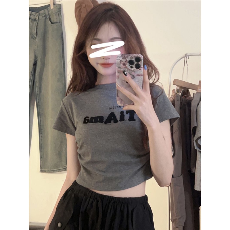 Red Kaos wanita lengan pendek musim panas versi Korea dari bahu depan sulaman berkelompok tiga dimensi gaya asing selera desain ceruk hot girl short top in