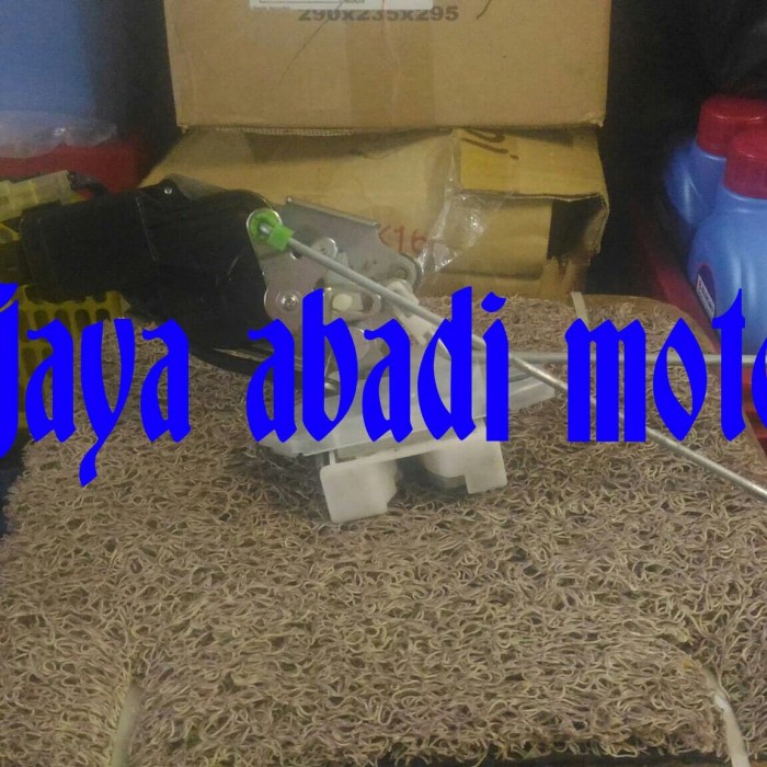 Door lock bagasi apv