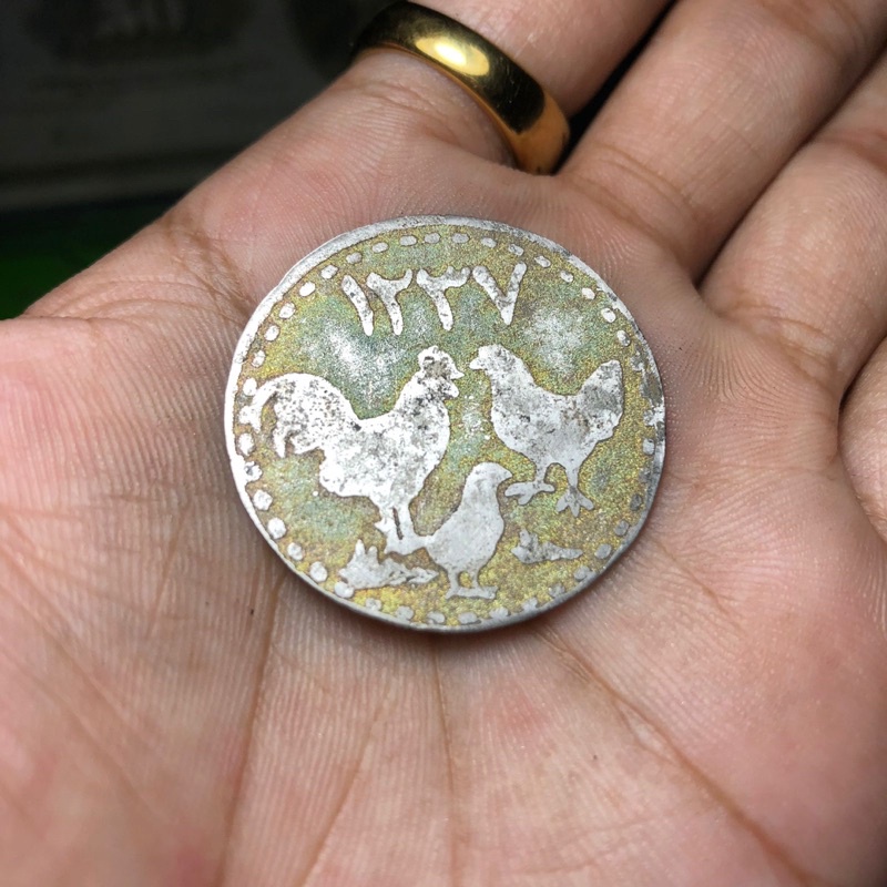 Koin Ayam 3 Beranak Belakang Semar 1237 Warna Putih