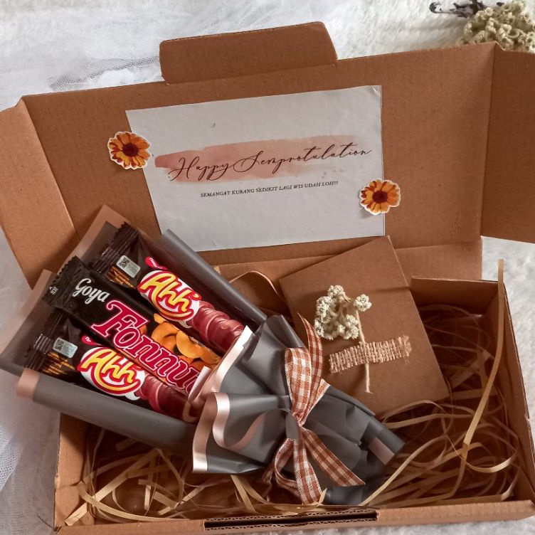 

>V44859) BUKET SNACK MURAH/HAMPERS ULANG TAHUN/HAMPERS WISUDA/KADO WISUDA/KADO UNIK/BUKET SNACK WISUDA/HAMPERS GIFT BOX MURAH/KADO VALENTINE/COKLAT VALENTINE/HAMPERS LEBARAN