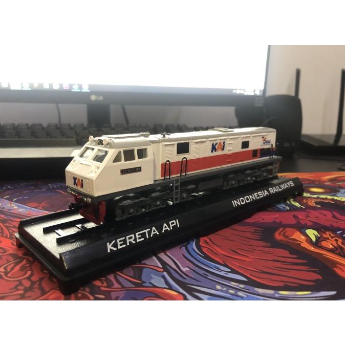 miniatur kereta api lokomotif cc203 logo baru KAI 2020