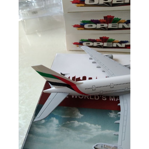 Miniatur Diecase Pesawat Emirates 20 cm Ada roda b777