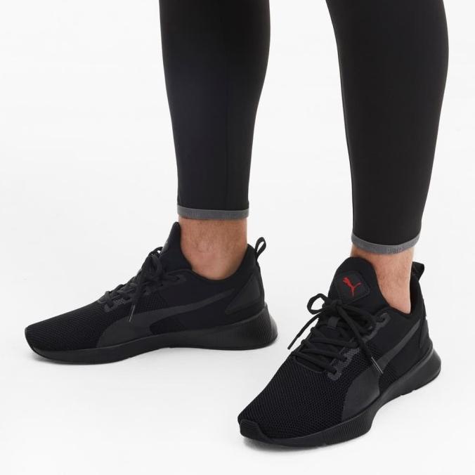 Sepatu running puma full black FLYER RUNNER