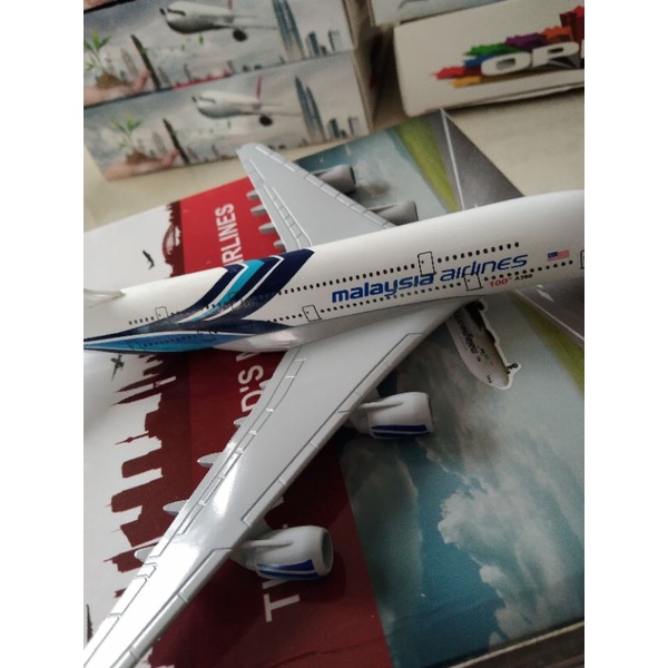 Miniatur Diecase pesawat Malaysia Airlines Panjang 20 cm Ada Roda