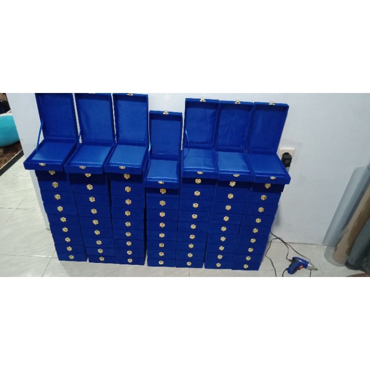 

IJT Box plakat kotak plakat kotak beludru box vandel Stock Banyak