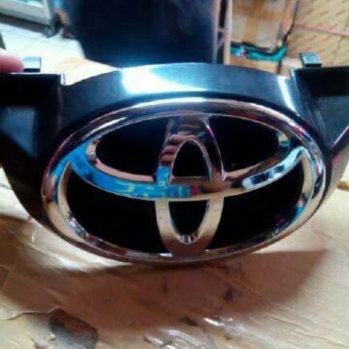 emblem grill depan innova 2009-2010 original. anandatri37