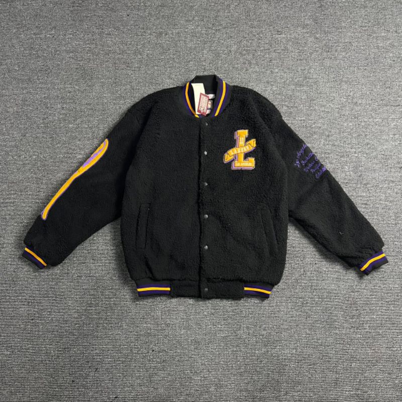 JAKET BOMBER VARSITY LAKERS LOS ANGELES SHERPA BORDIR FULL TAG LABEL CASUAL HYPE