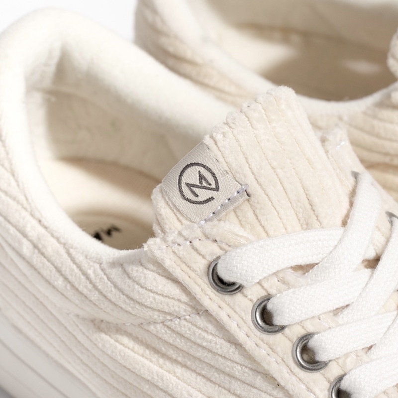 MARQUE.CO ‘Tova’ BROKEN WHITE Corduroy vol 3.0 - Sepatu Pria &amp; Wanita dengan Konsep Jadul Nostalgia 1990an! Bonus Mainan Jadul, dan Insole Super Empuk! Packaging Sneakers Paling Unik!