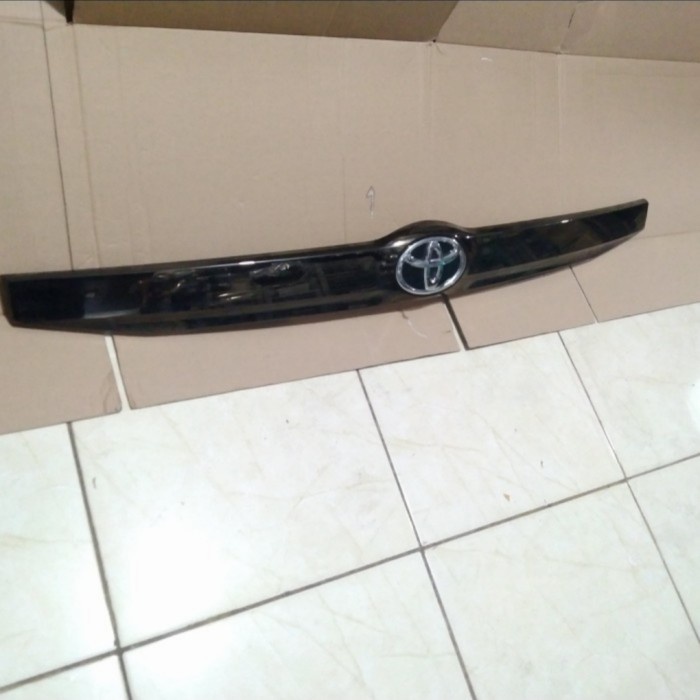 Ornament Trunklid Calya Sigra Black Chrome Original
