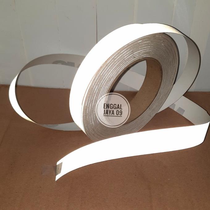 

Scotlet / Stiker Reflektif 3M Tipe 610 Putih 24mm x 5m suk01