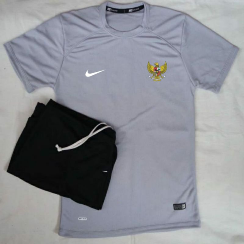 Setelan Jersey Training Timnas Logo Garuda Baju dan Celana Pendek Olahraga Indoor Outdoor Warna Abu 