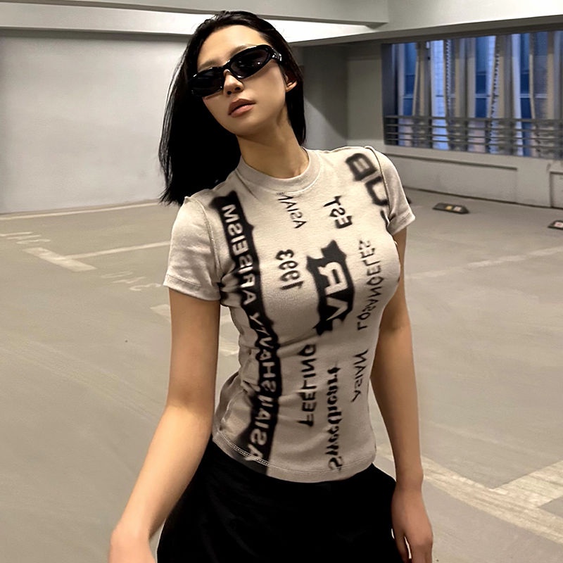 Red 2023 musim panas baru gaya keinginan murni bahu depan lengan pendek t-shirt wanita American retro hot gadis slim slim top pendek