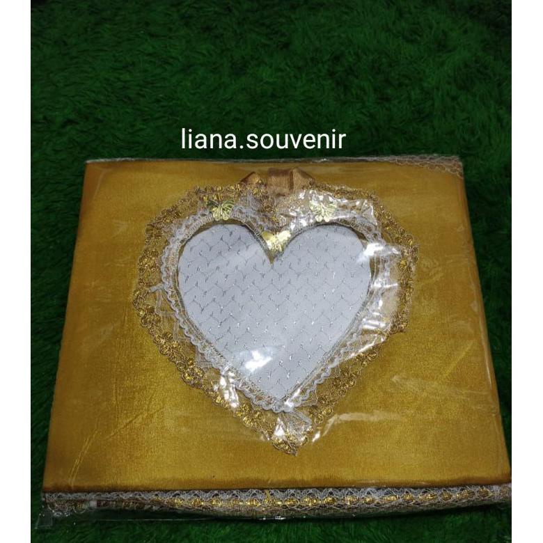 

Promo Habis Souvenir Pernikahan Buku Tamu Renda Love Warna Emas (Isi 2 Buku 2 Spidol)