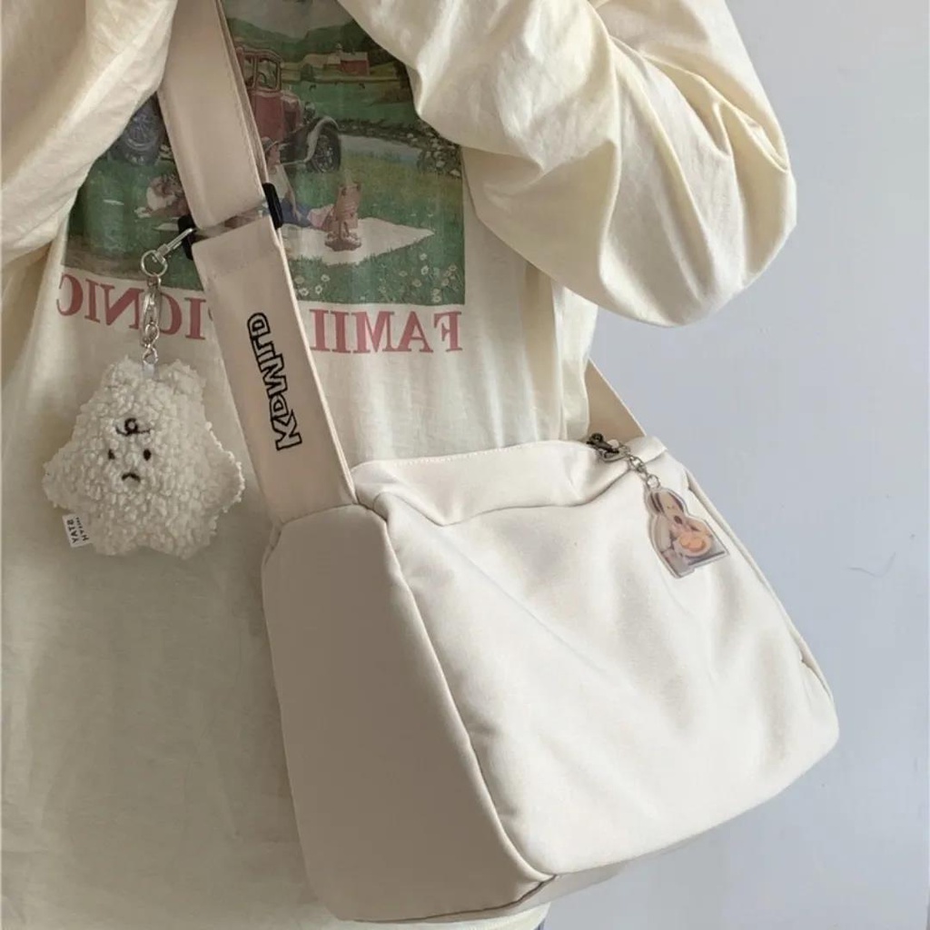 ஐ◆Sera Niche Retro Street Shooting Sederhana Kapasitas Besar Messenger Tas Wanita All-Match Kasual Tas Bahu Kelas Komuter Tas