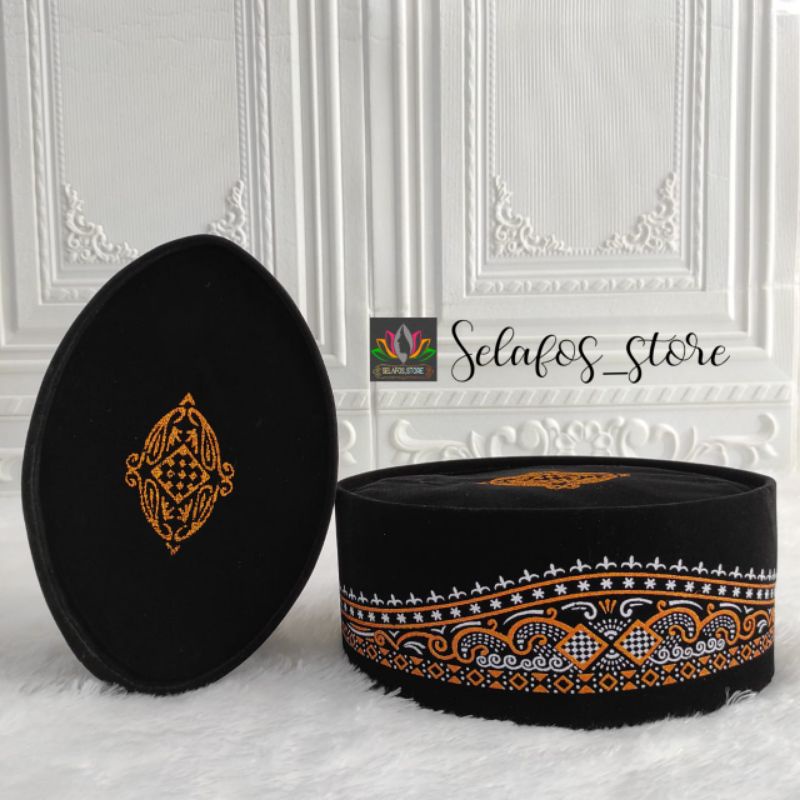 PECI SONGKOK KOPIAH HITAM MOTIF BATIK KUNING TINGGI 9 CM - PECI PERLANGKAPAN ALAT SHOLAT PRIA BERKUA