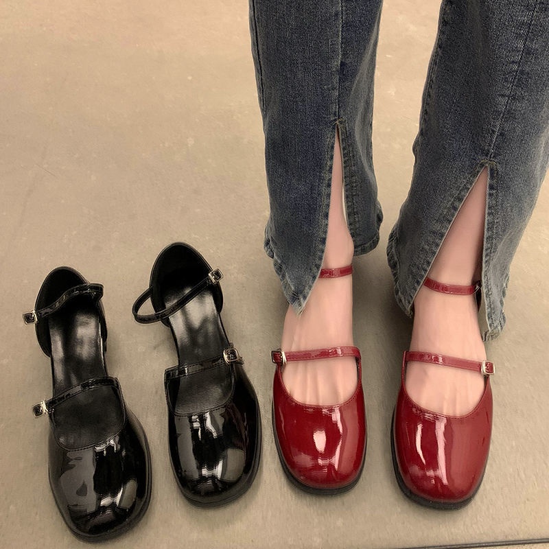 Red Fashion Tribal Bahasa Perancis Putih Mary Jane Sandal Wanita Musim Panas 2023 Baru Mid-Heel Jk Sepatu dengan Rok Kecil sepatu Kulit