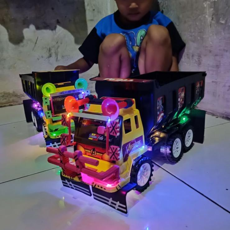 Pilihan Mobilan mainan anak modifikasi truk oleng pasir plastik full lampu berkedip warna warni Seka